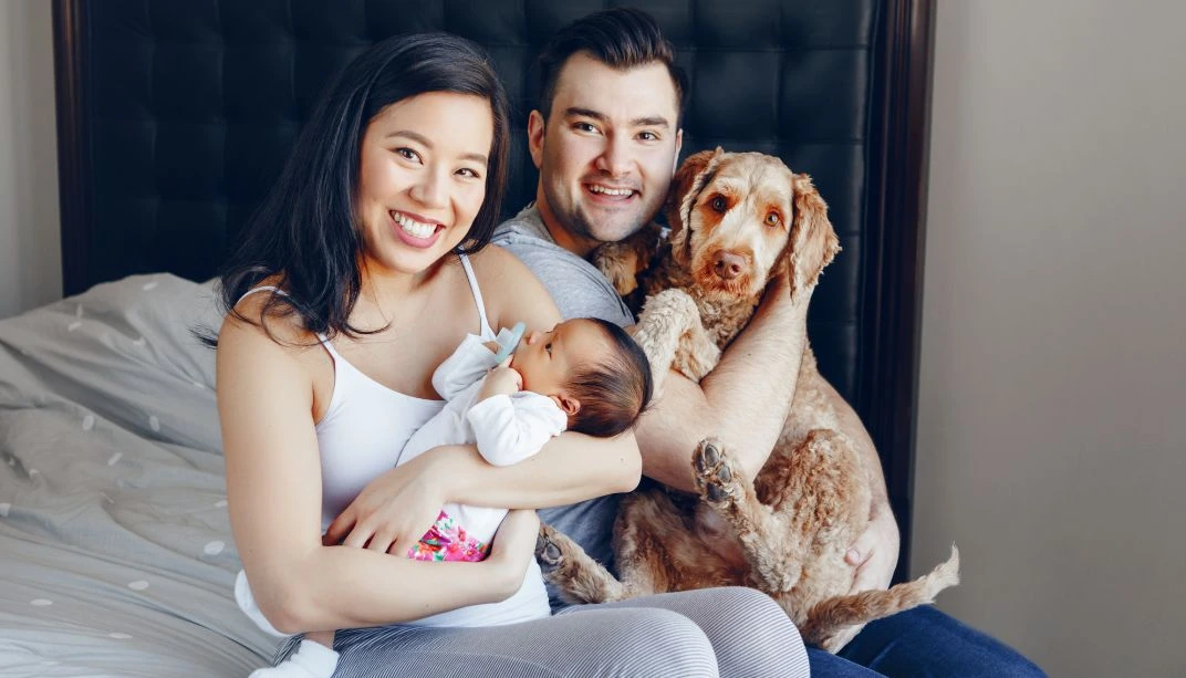 familia con mascota y bebe