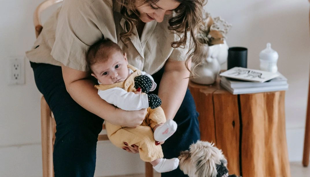 bebe y su mascota